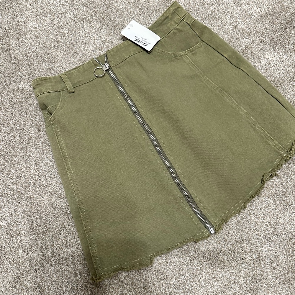 Camo zipper skirt NWT
